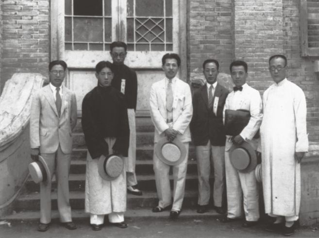 张学良(左四)接见即将参加第十届奥运会的刘长春(左二)和宋君复(左一)等人