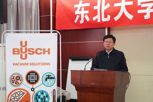 图片包含 男人, 户外, 标志, 盒子  描述已自动生成