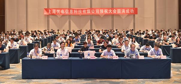 礼堂里有许多人  描述已自动生成