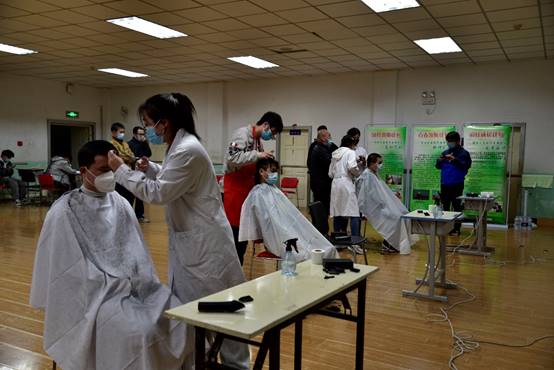 人们在看台上的人在房间里  中度可信度描述已自动生成