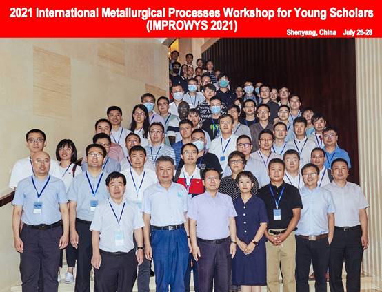 一群人站在壁报板前拍照描述已自动生成