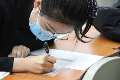 人拿着笔记本电脑的桌子前中度可信度描述已自动生成