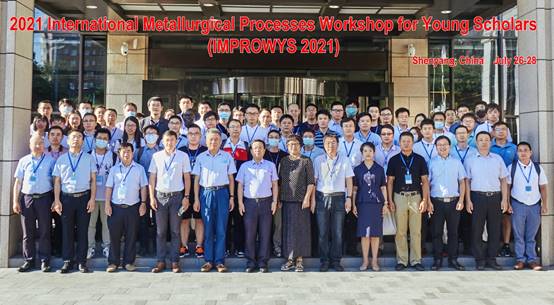 一群人站在一起合影描述已自动生成