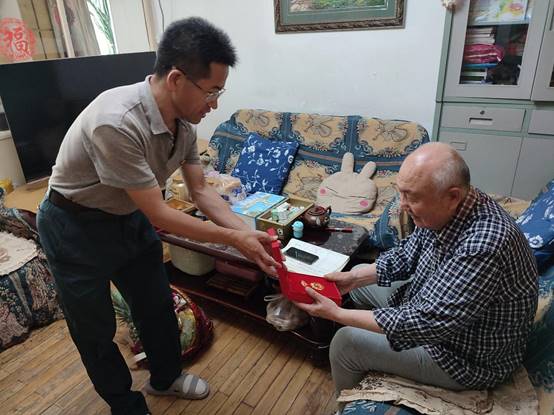 一群人在房间内玩体感游戏  描述已自动生成