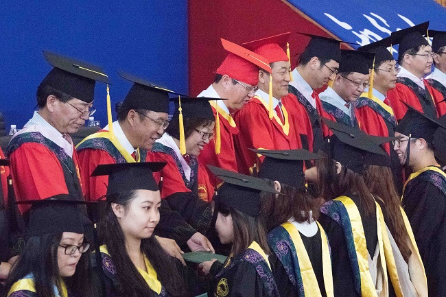 11-20190628.2019本科生毕业典礼.040.校领导拨穗发学位证.范思昊.jpg