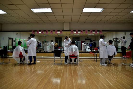 人们站在房间里  描述已自动生成