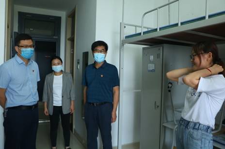 图片包含 人, 室内, 站, 男人描述已自动生成