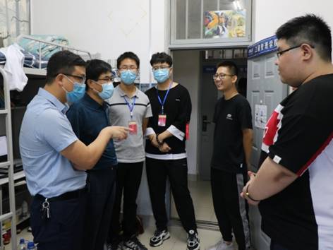 一群人站在室内描述已自动生成