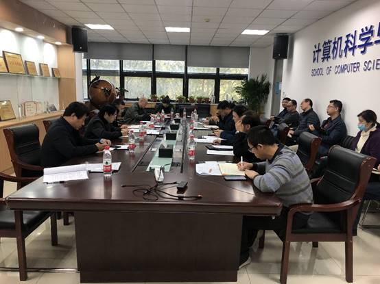 一群人在餐厅里描述已自动生成