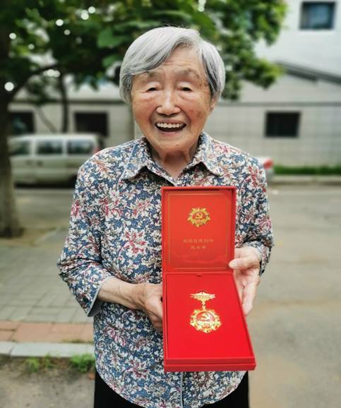 女人站在街道上描述已自动生成