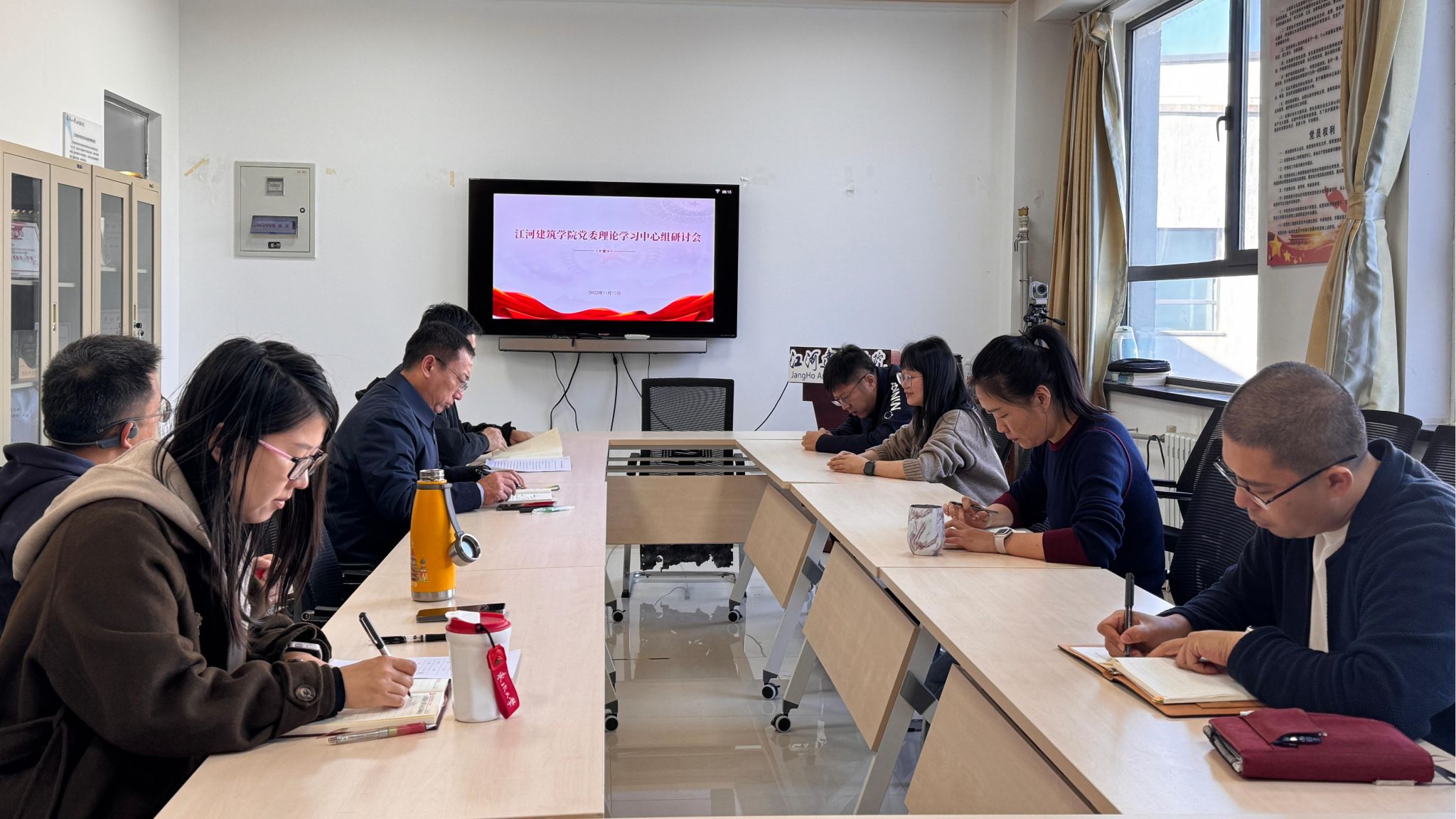 江河建筑学院召开党委理论学习中心组(扩大)专题学习会.jpg