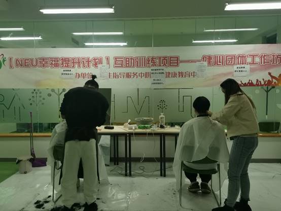 男人们站在一起 低可信度描述已自动生成