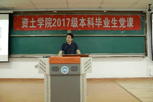 男人的照片上写着字  中度可信度描述已自动生成