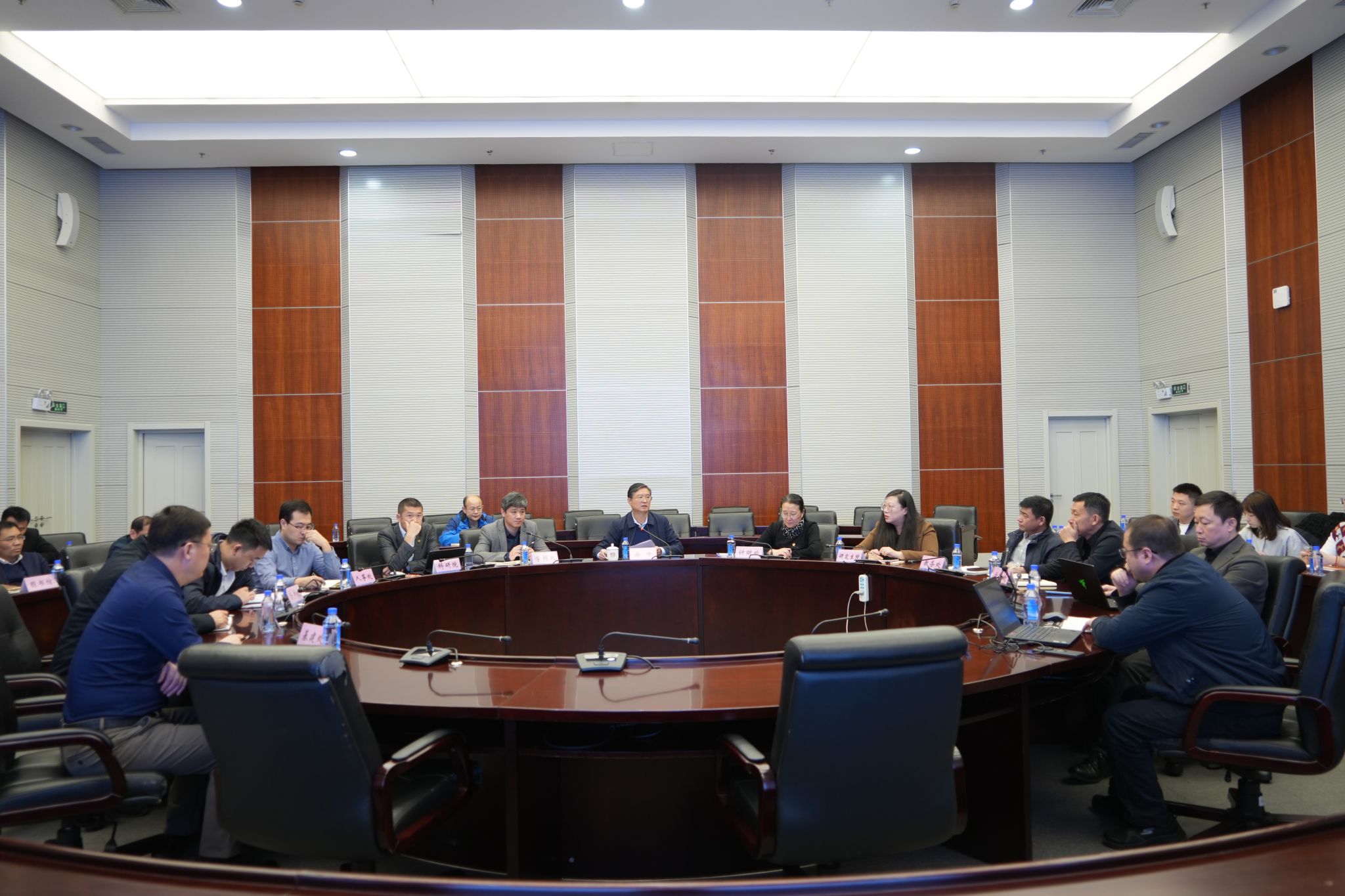 03 会场参会人员.JPG